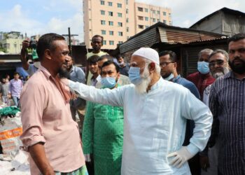 রাজধানীর কল্যাণপুরের নতুন বাজার বস্তিতে ভয়াবহ অগ্নিকাণ্ডে পুড়ে যাওয়া বস্তির ক্ষতিগ্রস্তদের পাশে আমীরে জামায়াত ডা: শফিকুর রহমান